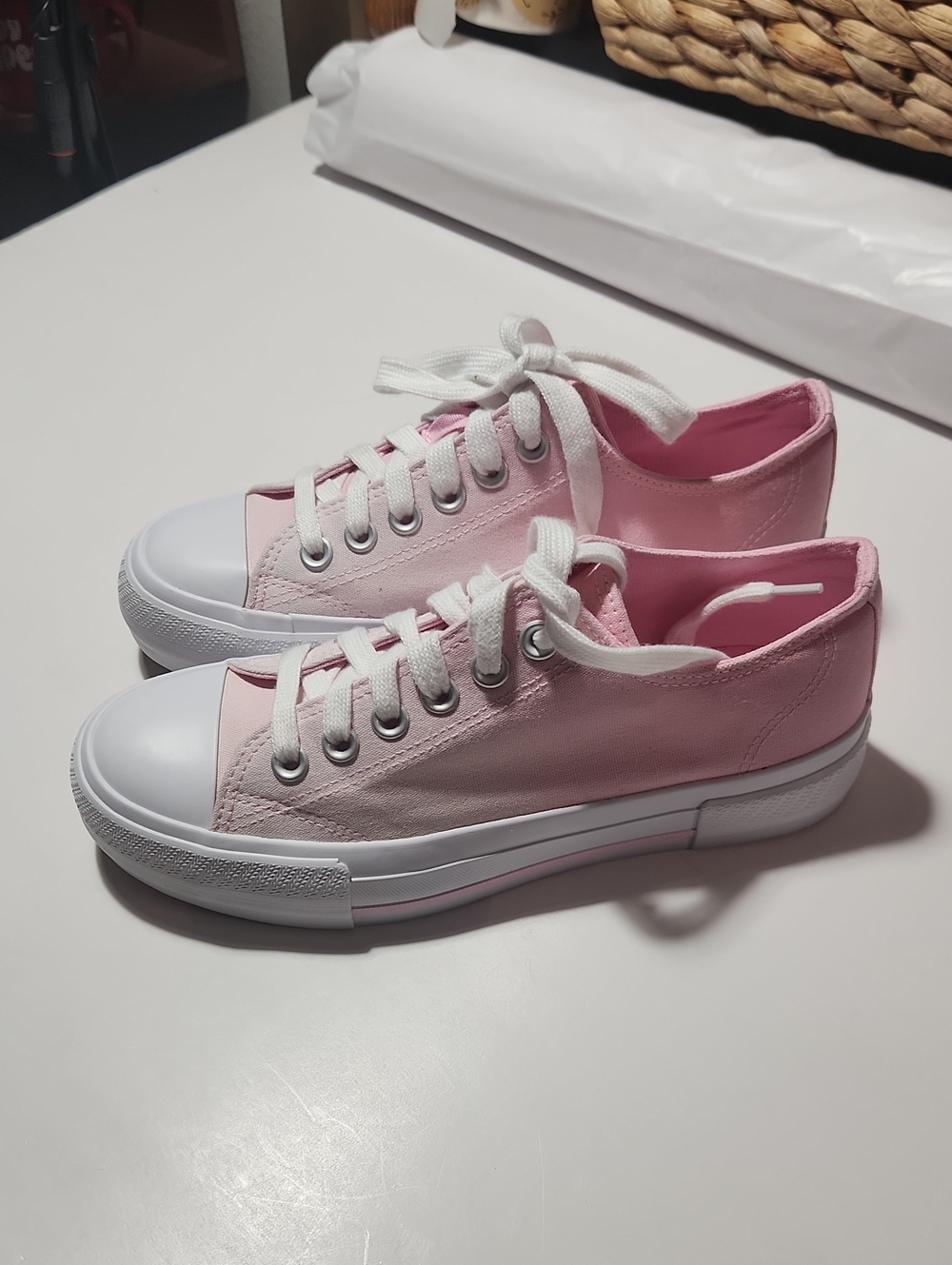 Wonder nation women's size Five Classic Low-Top Canvas Sneakers - Pink